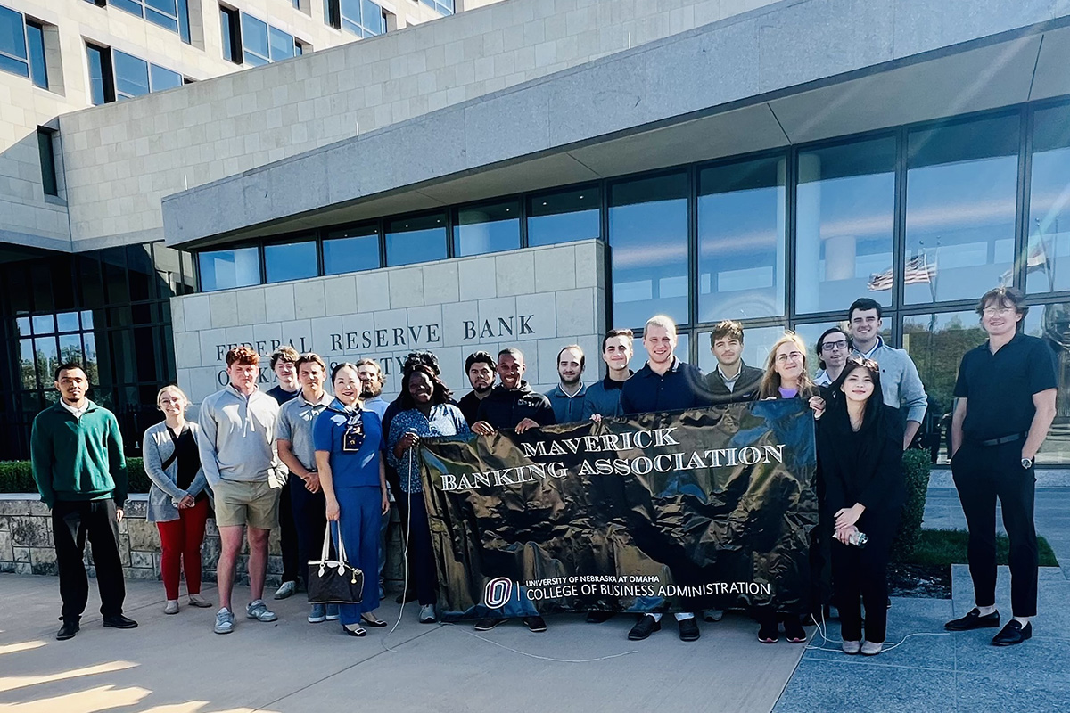 Dr. Wei Rowe and her FNBK3650 class at the KC Federal Reserve