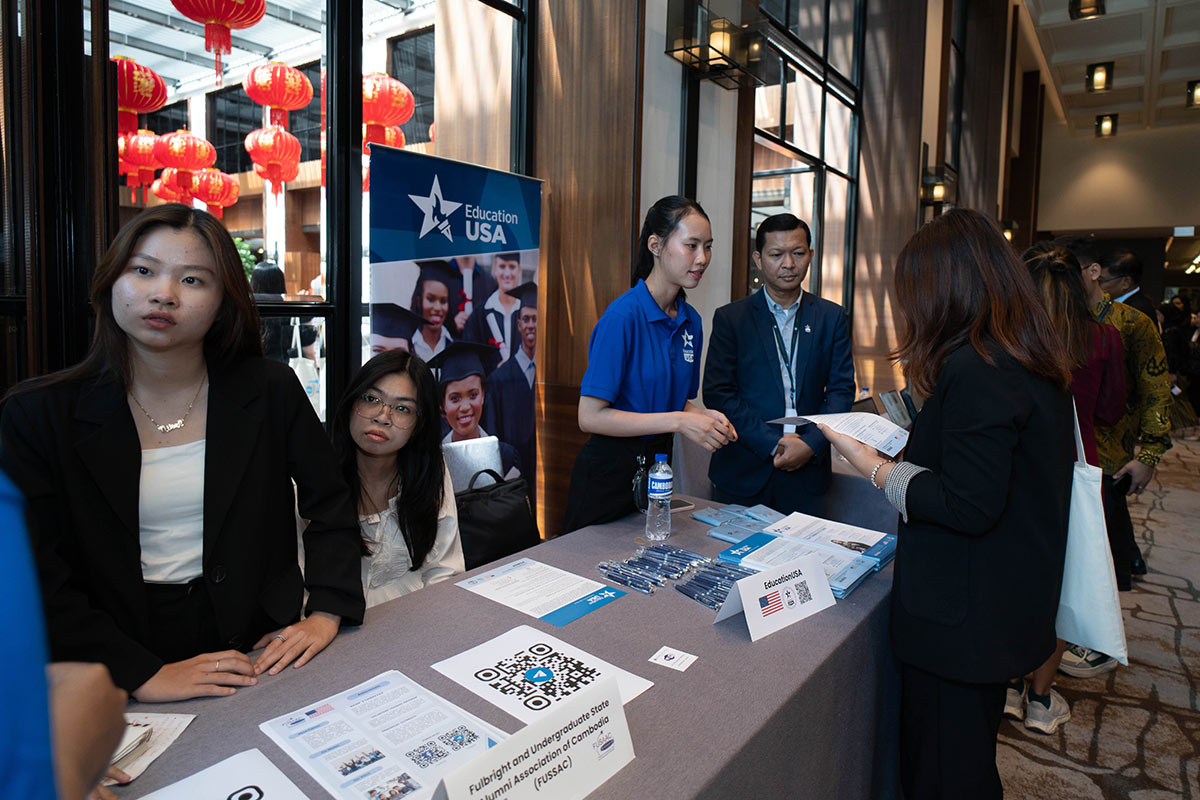 Attendees Meet with Local Cambodian Civic Organizations at YSEALI Partnership Expo