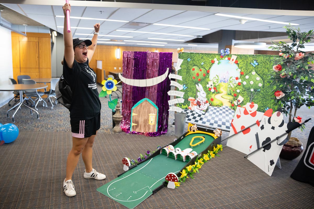 Students tried their hand at a game of mini golf in the Criss Library during Durango Days.